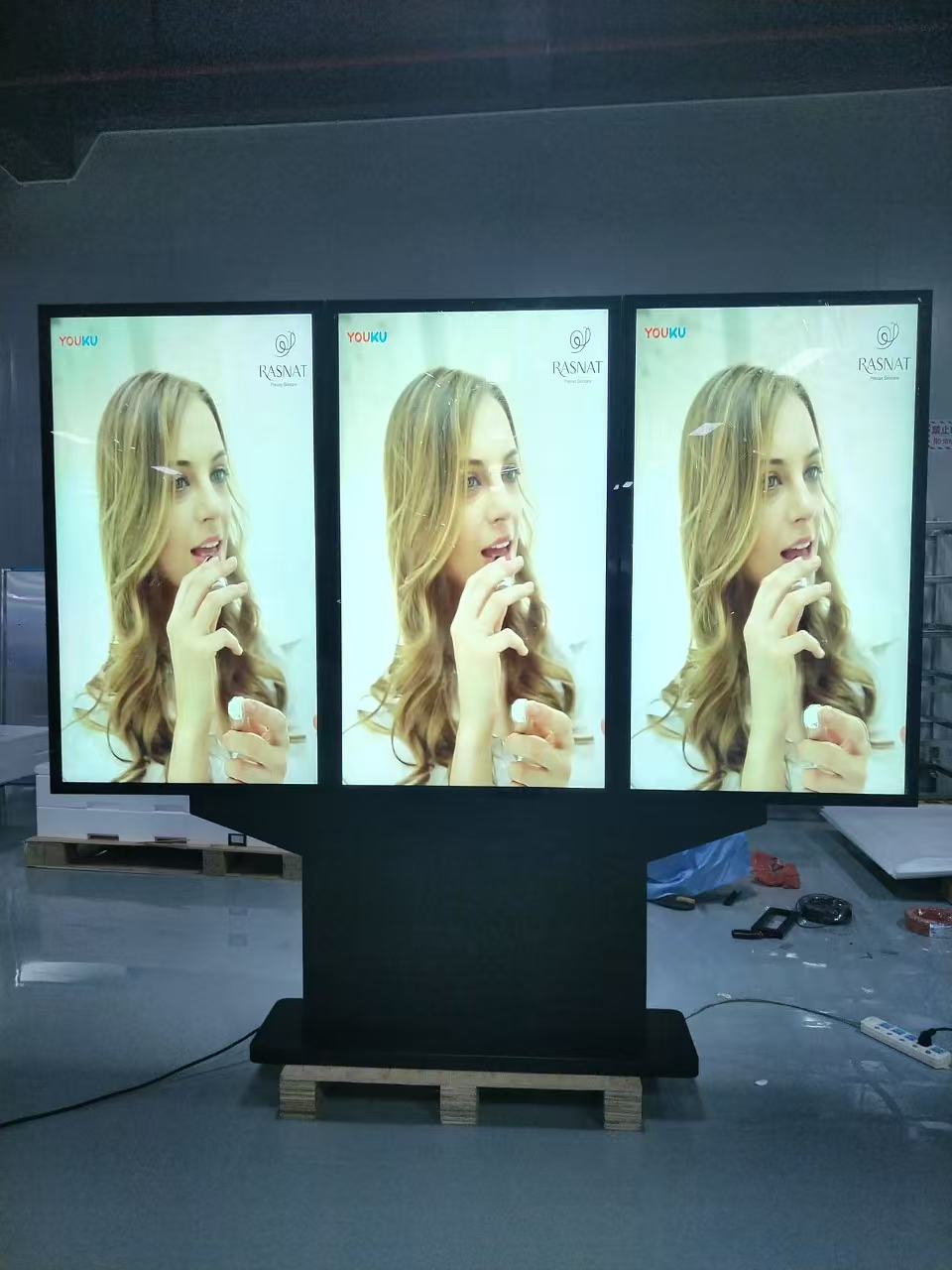 4K 49 55 65 75 inch triplu ecran în aer liber publicitar comercial Player Video IP66
