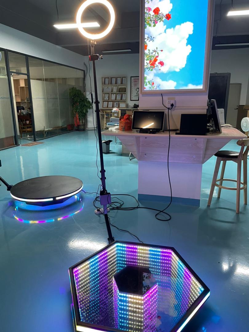 Afișare holografică rotativă 3D ALTĂ AUTOMATĂ DE 360 de grade Selfie Selfie